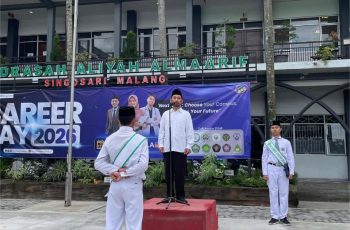Upacara Bendera: Membangun Karakter Disiplin dan Kebersihan di MA Almaarif Singosari